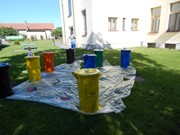 Společné odpoledne rodičů a dětí - natírání popelnic